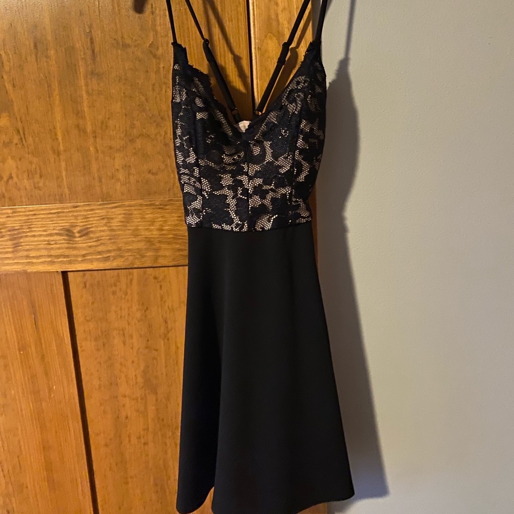 Size 2/4 or xs/s, color is Black and Tan.